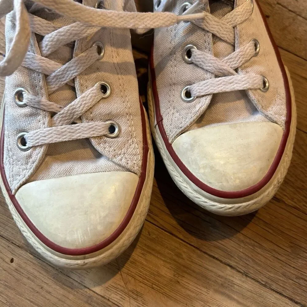 Converse lace up